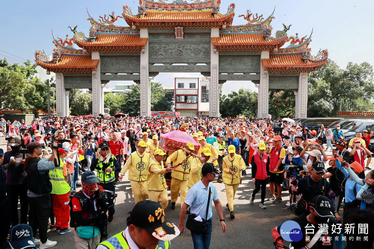 白沙屯媽祖在香燈腳隨行下抵南投慈善宮。（縣府提供）
