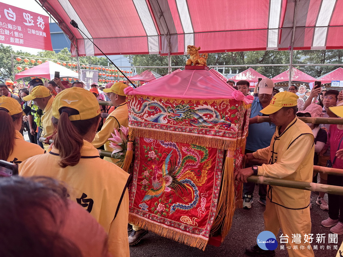 白沙屯媽祖進入慈善宮信眾高呼進囉進囉。（記者扶小萍攝）