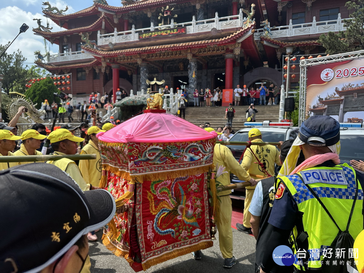 媽祖特地為新車加持祝福平順。（記者扶小萍攝）