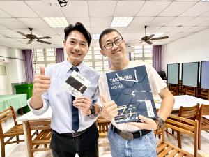 交通局長葉昭甫（左）歡迎歌手李驥移居台中。