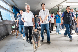 張市長和毛小孩一同搭乘桃園機場捷運。