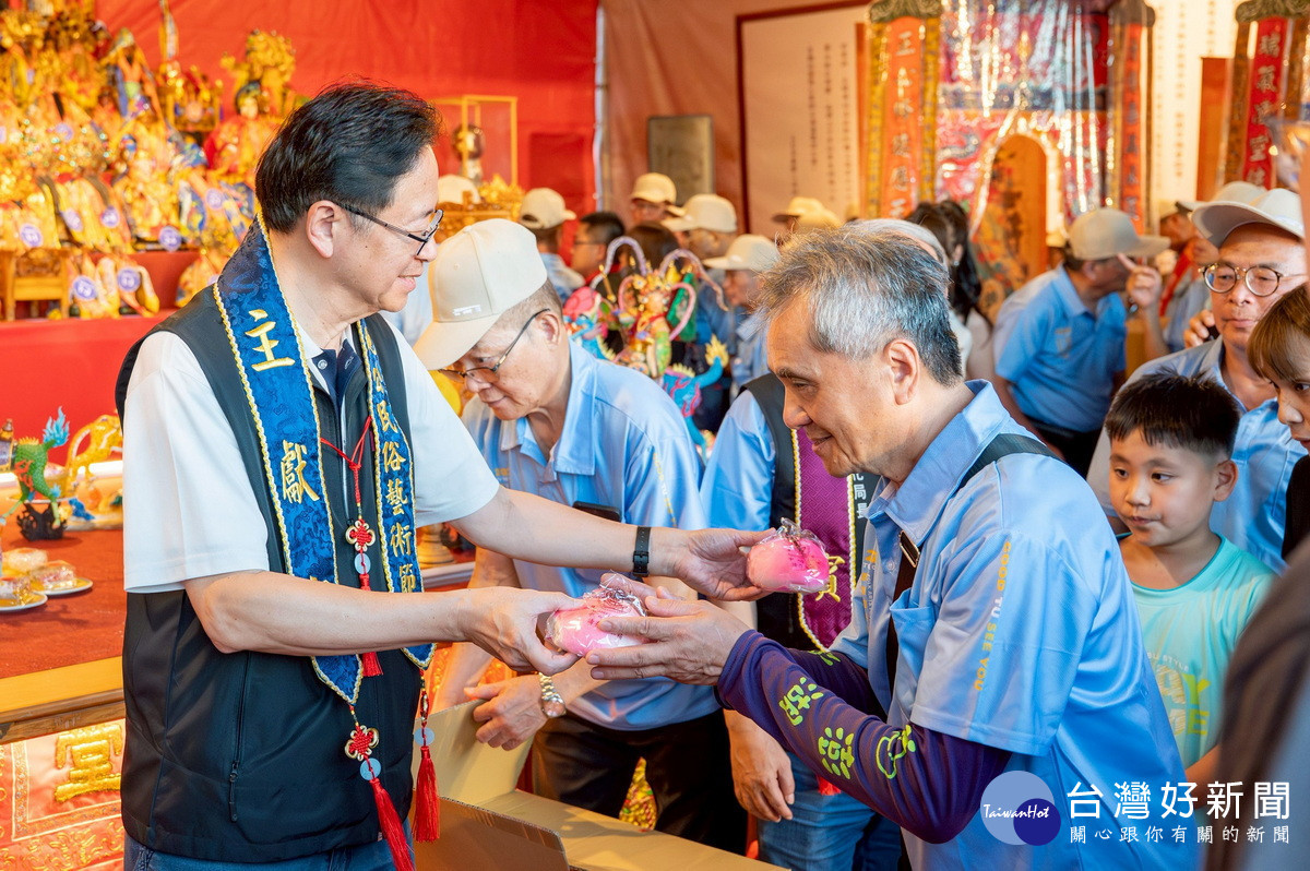桃園市長張善政送福給參與土公藝術節的市民。<br />
