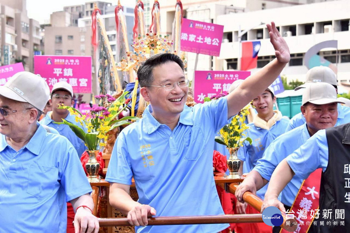 桃園市副市長蘇俊賓參與「2025土地公民俗藝術節」踩街活動。<br />
