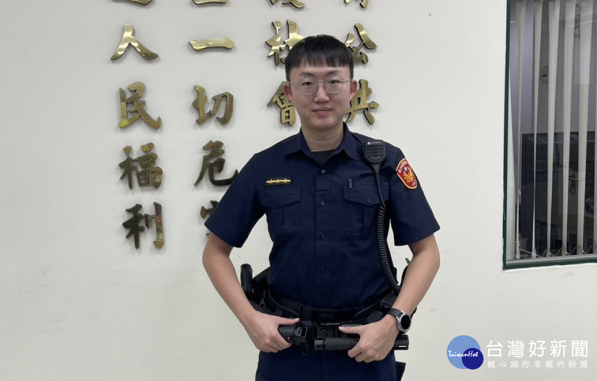 湳雅派出所警員賴崧豪主動幫助患者按壓CPR。<br />
