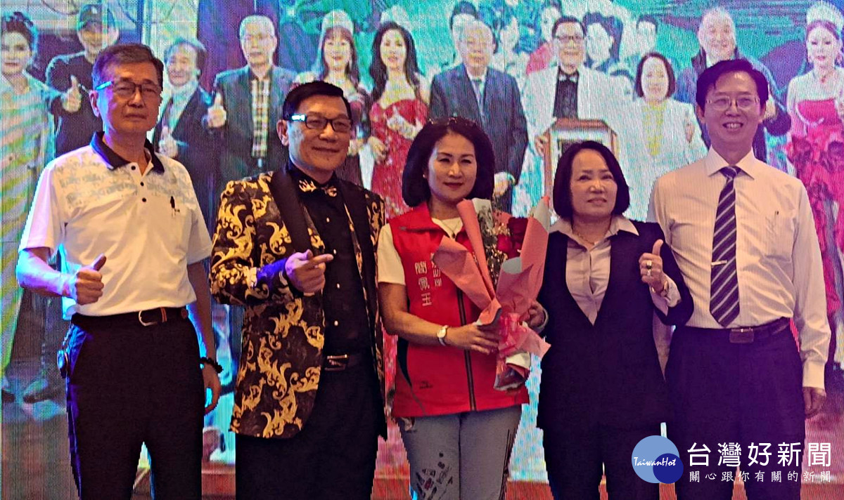 中秋新住民回娘家美后走秀嗨翻全場弭晉祥、阮氏 秋霞與贊助單位合影