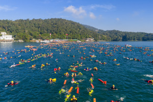 日月潭三千公尺的水道至為壯觀。（縣府提供）