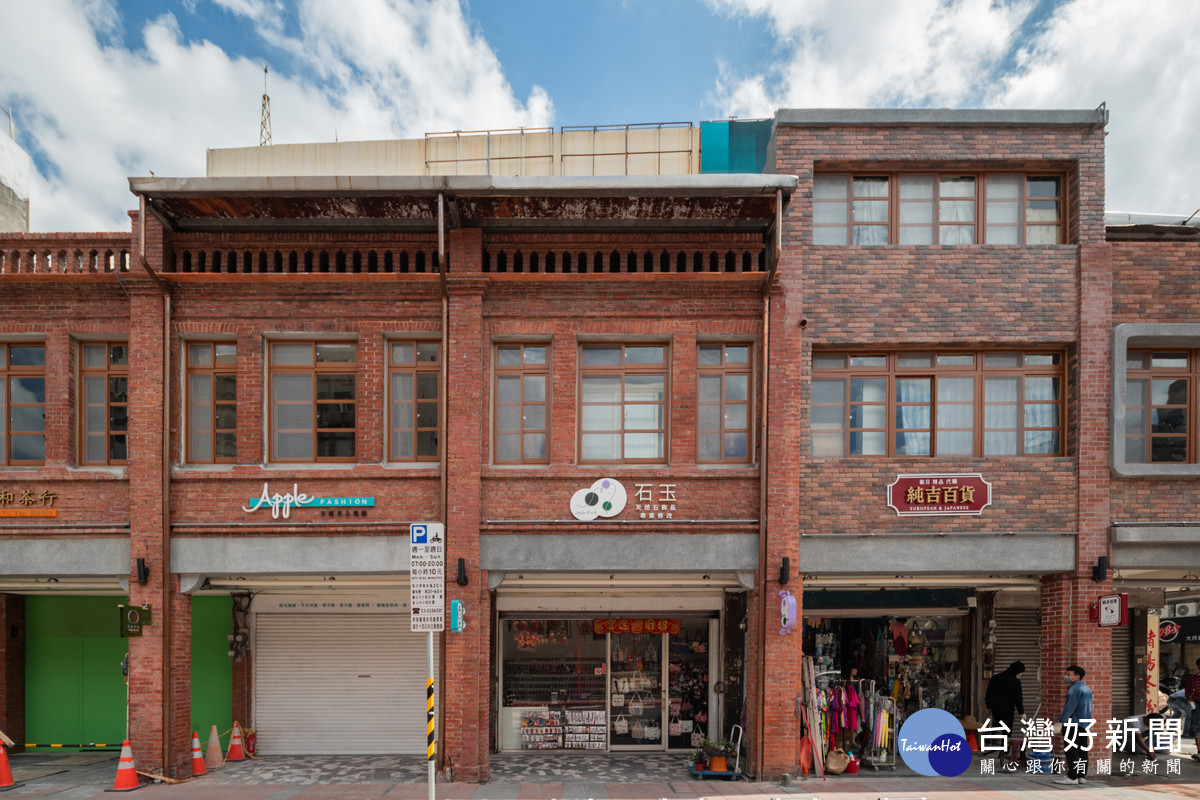 桃園景福宮兩側店家服飾、飾品店立面整修後樣貌。