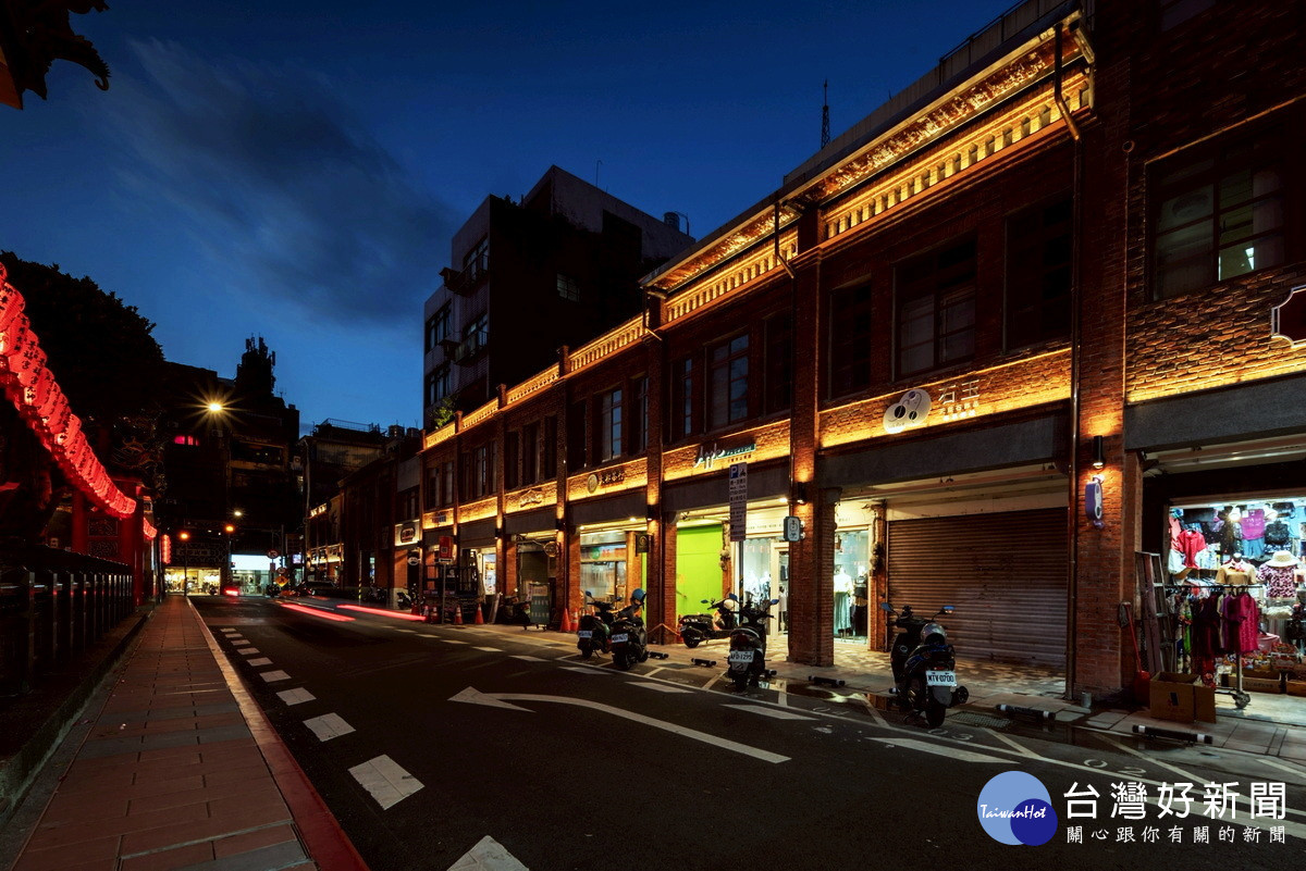 桃園景福宮兩側店家立面修復完工夜景(從中正路往博愛路)。<br />
