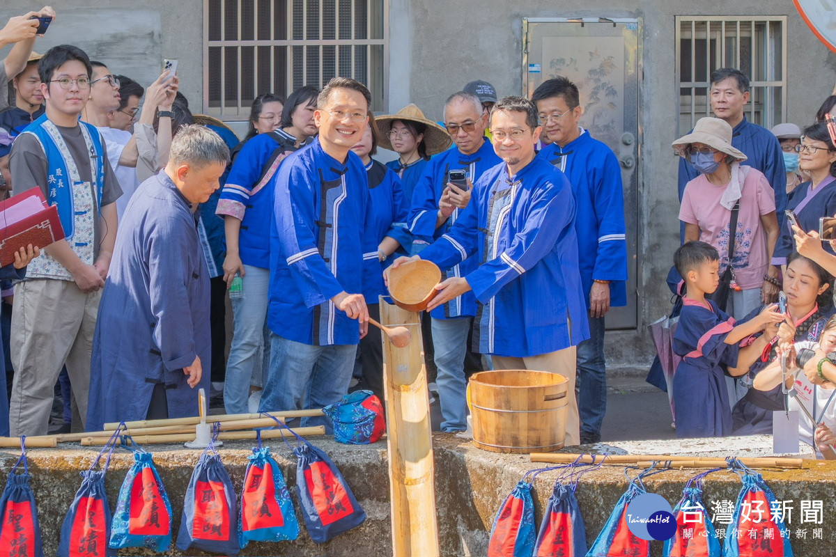 桃園市副市長蘇俊賓於龍潭送聖蹟祭典中將字紙灰送入流水中。<br />
