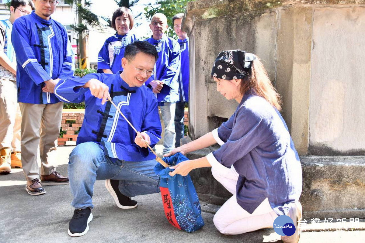 桃園市副市長蘇俊賓於龍潭送聖蹟祭典中參與送聖蹟儀式。