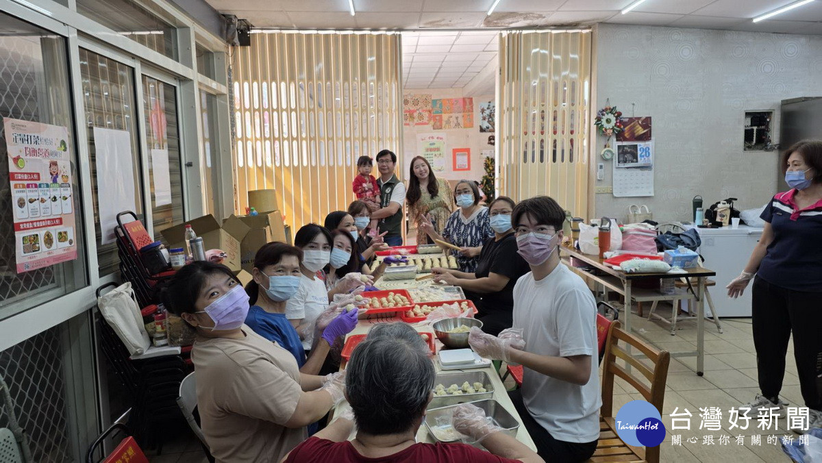 新住民與社區居民手作月餅做公益。（新媳婦關懷協會提供）