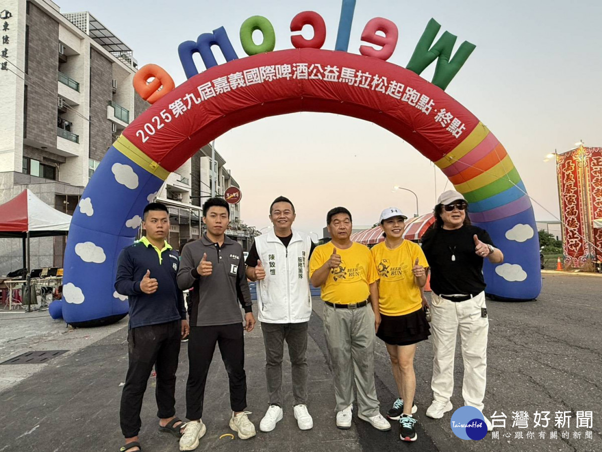 承樺營造公司董事長蔡明樺(左二)免費提供泰國蝦、龍蝦和鵝肉與跑者分享／林詩涵攝影