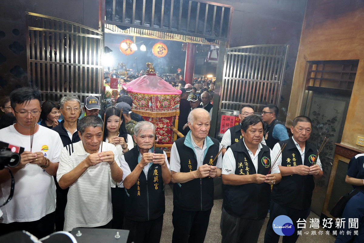 張市長、何議長等獻香敬拜感恩媽祖賜福南投。（縣府提供）