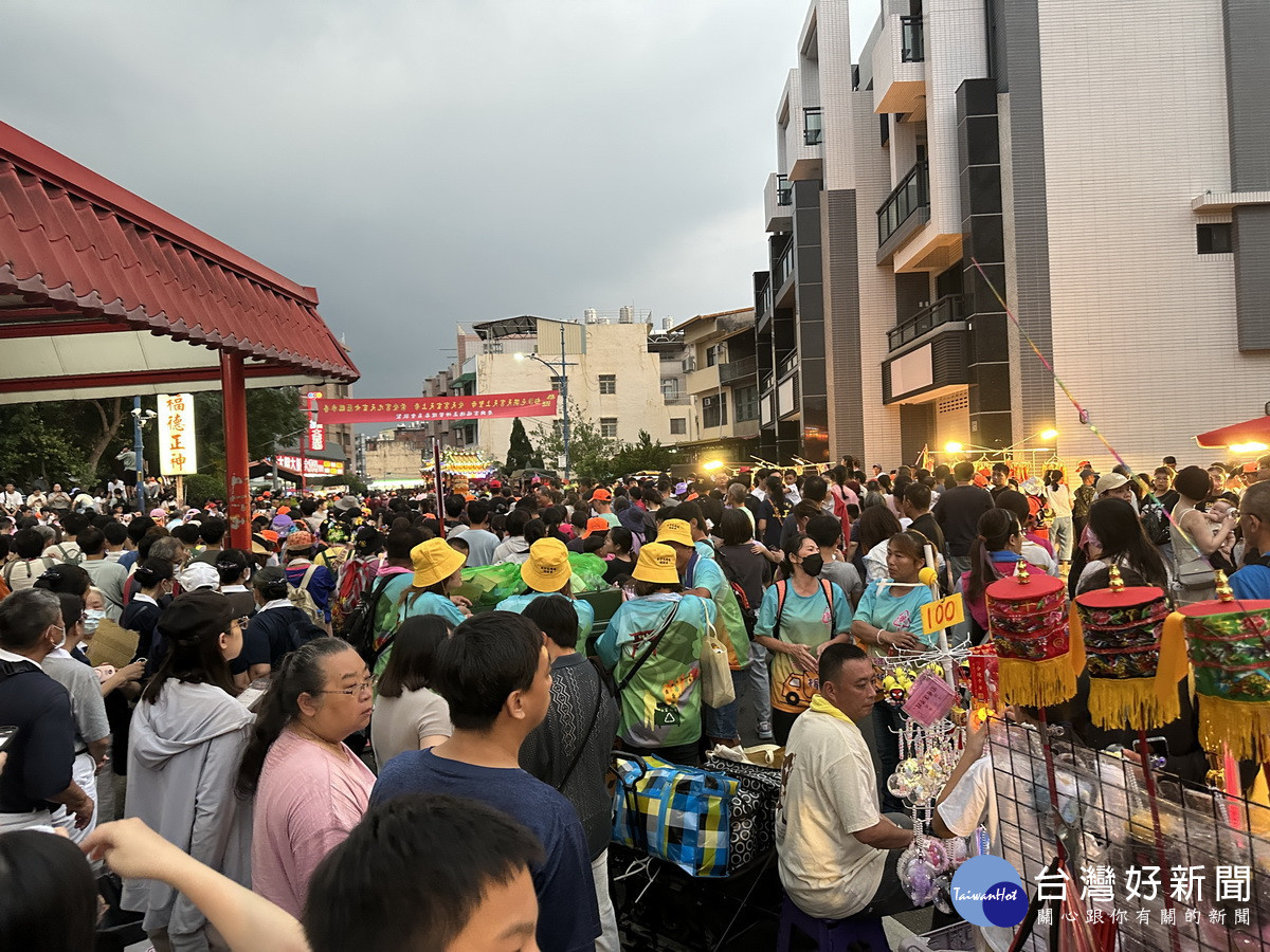 復興路擠得水洩不通。（記者扶小萍攝）