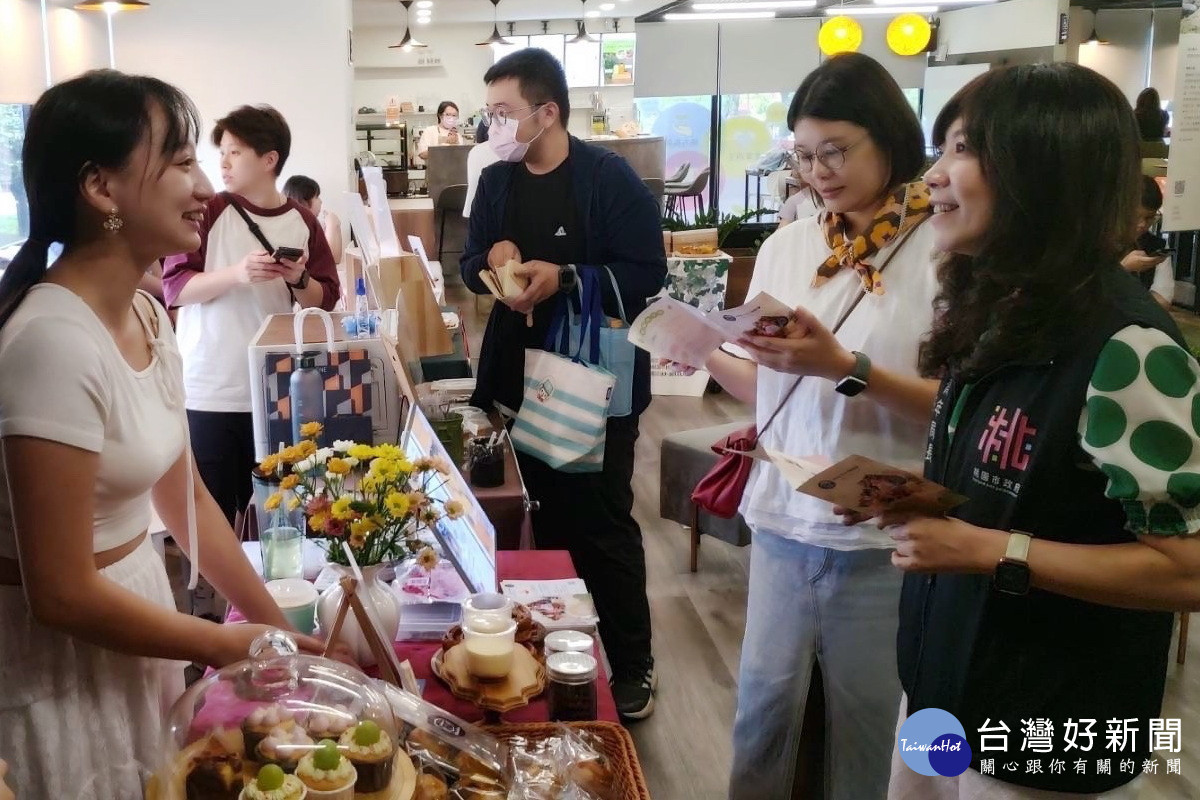 桃園市政府青年事務局長侯佳齡與市集團隊交流。<br />
