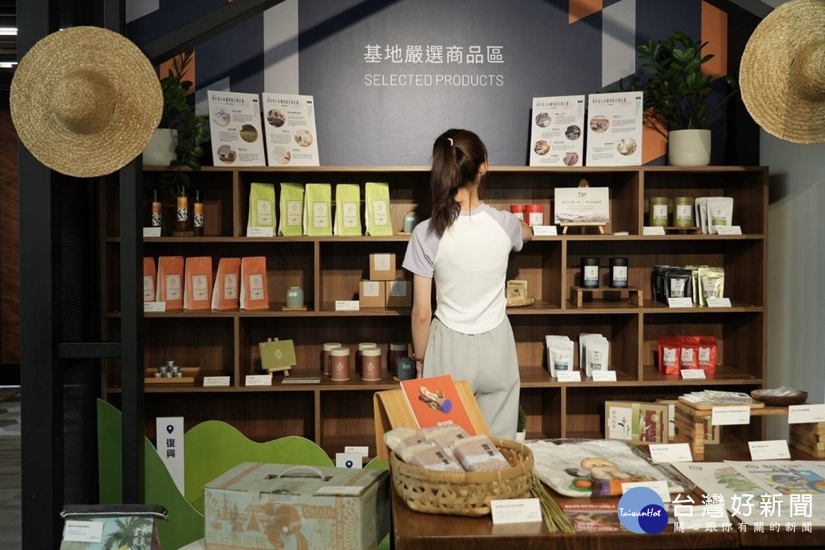 民眾購買青年團隊展售商品。