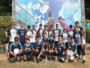 「周董」周思齊(前排左一)率領山羊兄弟棒球隊隊友們組成兩支隊伍上鐵砧山朝聖永信杯排球賽。（記者陳榮昌攝）