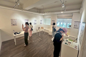 弘光科大文化設計系「商圈品牌設計成果展」，吸引許多觀眾前往觀展。（弘光科大提供）