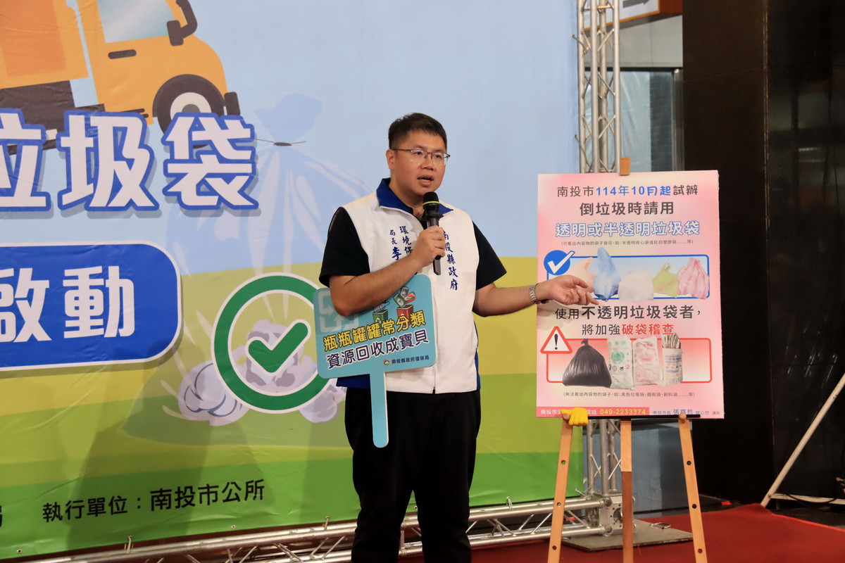 環保局長說明實施加強檢查的重要。（記者扶小萍攝）