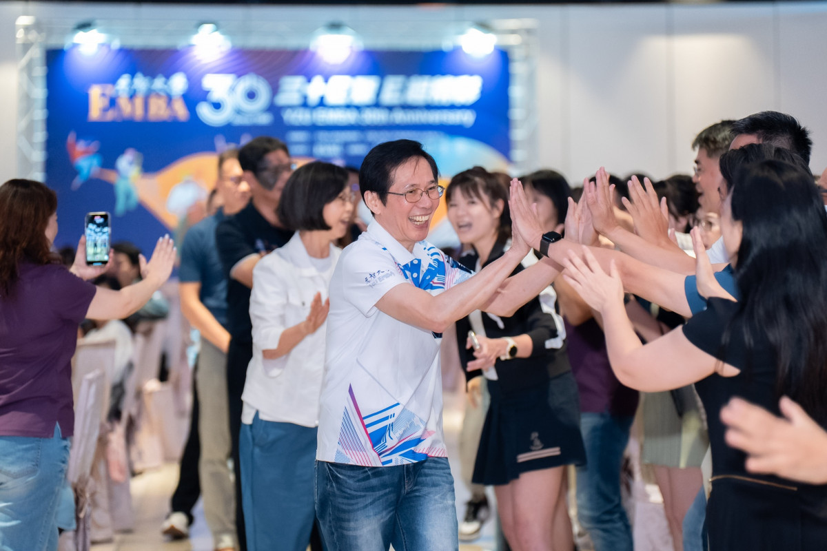 由學弟妹夾道歡迎首屆至三十屆的代表進場，為活動揭開序幕