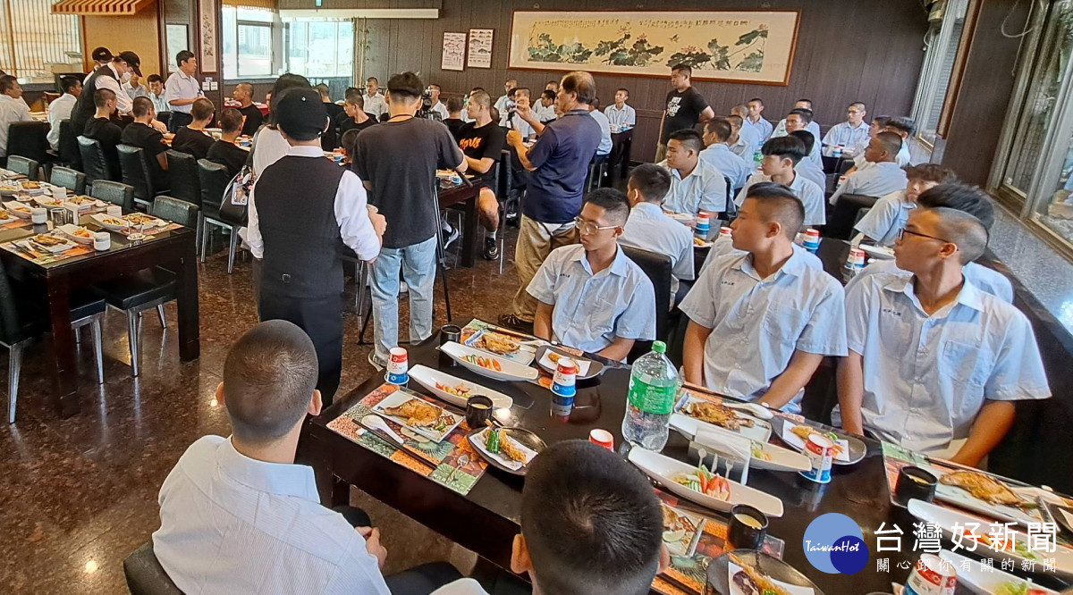 校長為胡劍峯鼓勵永平工商籃球隊，讓永平的籃球夢持續發光發熱。