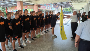 永平工商董事長朱仁才授旗。