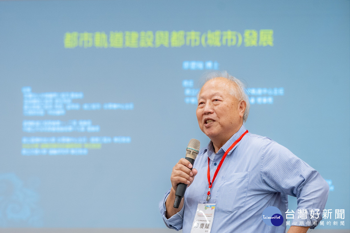臺灣大學軌道科技研究中心主任廖慶隆進行專題演講。