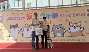 桃園市長張善政特別逐一表揚警犬蒟蒻與Coco，肯定其在反詐騙宣導中的貢獻。