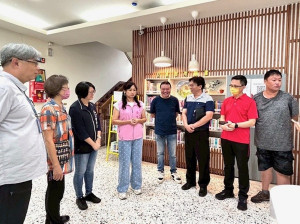 黃議員會勘老舊圖書館。林重鎣