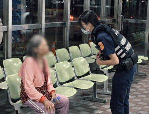 臺西警助老婦平安返家／警方提供