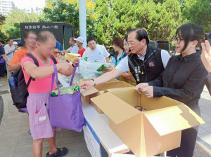 局長與捐贈單位一同發送物資。