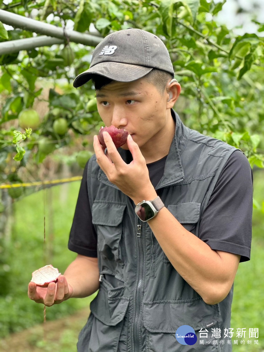暨大陳俞安同學專研於百香果種植，期望讓更多人理解社會性農場的價值。（暨大提供）