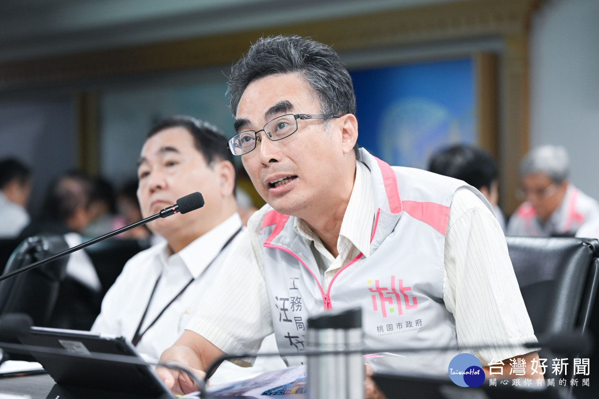 工務局長汪在宙表說明本市新推動的「路口雙色溫路燈」與「新設候車亭」均為全國首創。
