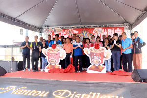 南投酒廠、市公所、中寮鄉與石龍宮結合推出泡麵郵筒。（記者扶小萍攝）