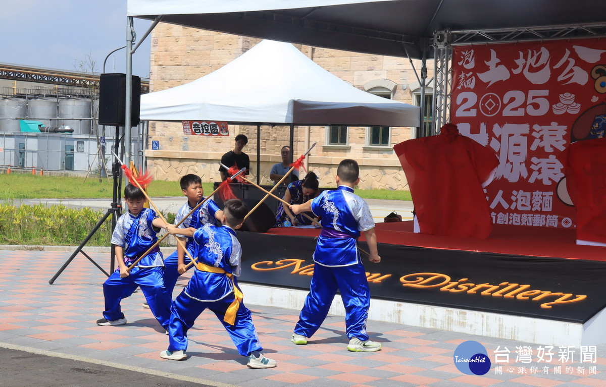 爽文國小學童表演武術。（記者扶小萍攝）