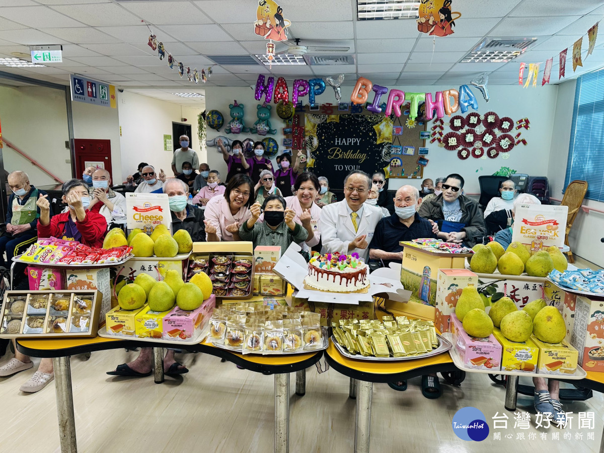 準備柚子與月餅等秋節應景食物，與住民長輩共享團圓滋味