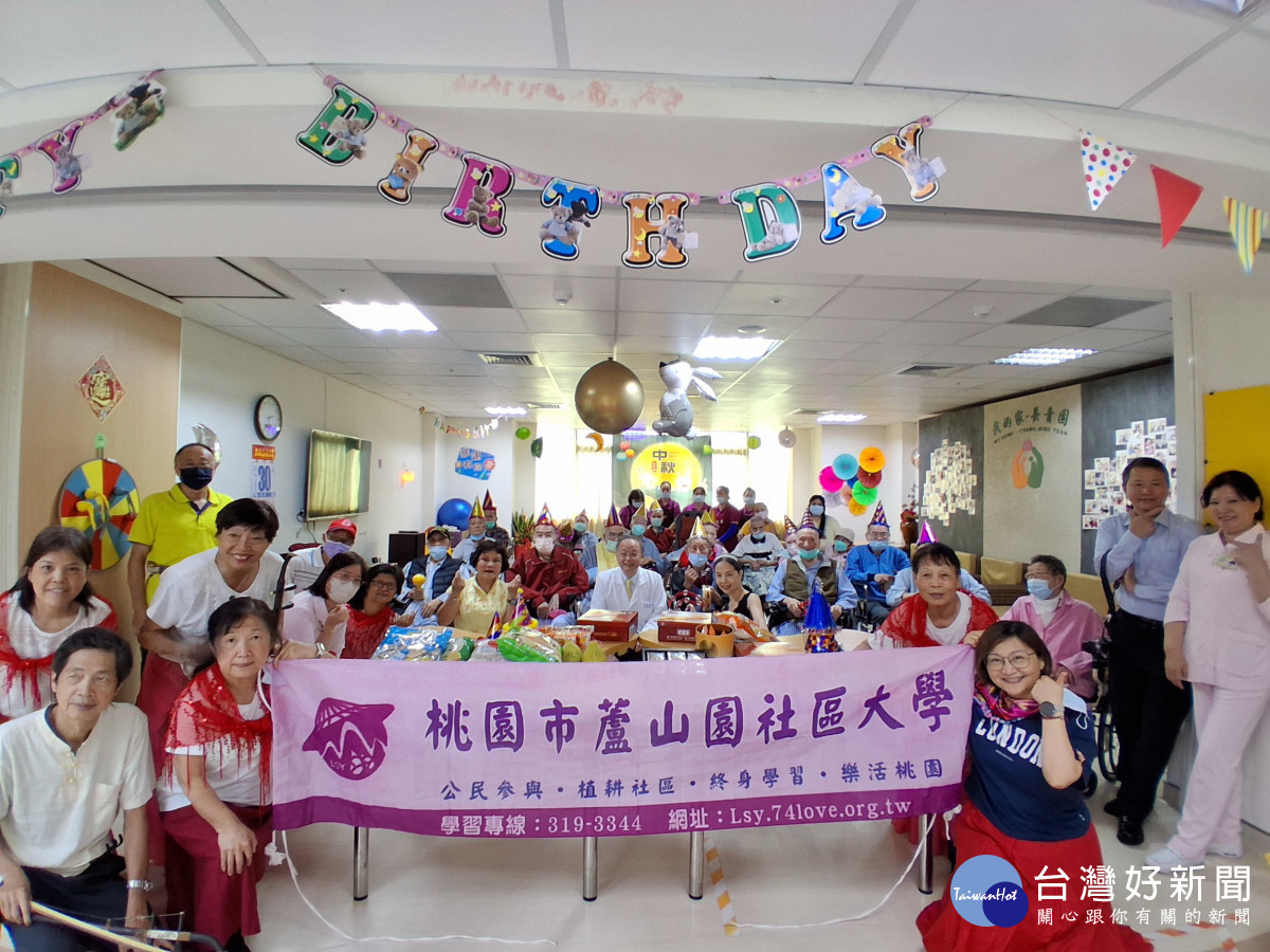 蘆山園社區大學表演團體與長輩合影