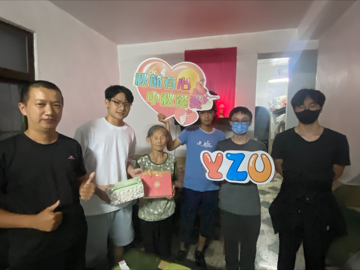 致贈中秋節月餅，表關懷之情，讓長者感受滿滿過節氣氛