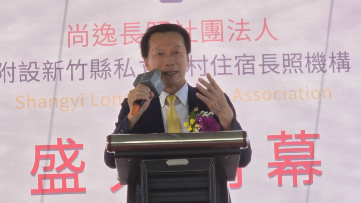 一里雲村楊壹麟董事長介紹院區服務和未來展望。