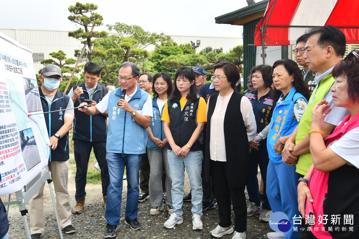 彰化縣長王惠美帶領民意代表前往視察縣道144線員大排平面道路改善工程，現場聽取簡報。圖／彰化縣政府提供