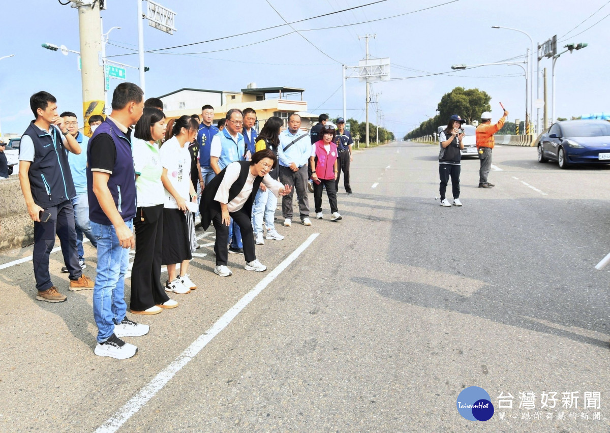 彰化縣長王惠美帶領民意代表前往視察縣道144線員大排平面道路改善工程報。圖／彰化縣政府提供