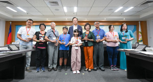 桃園市長張善政主持市政會議，頒發「114年孝行獎孝行楷大合照。