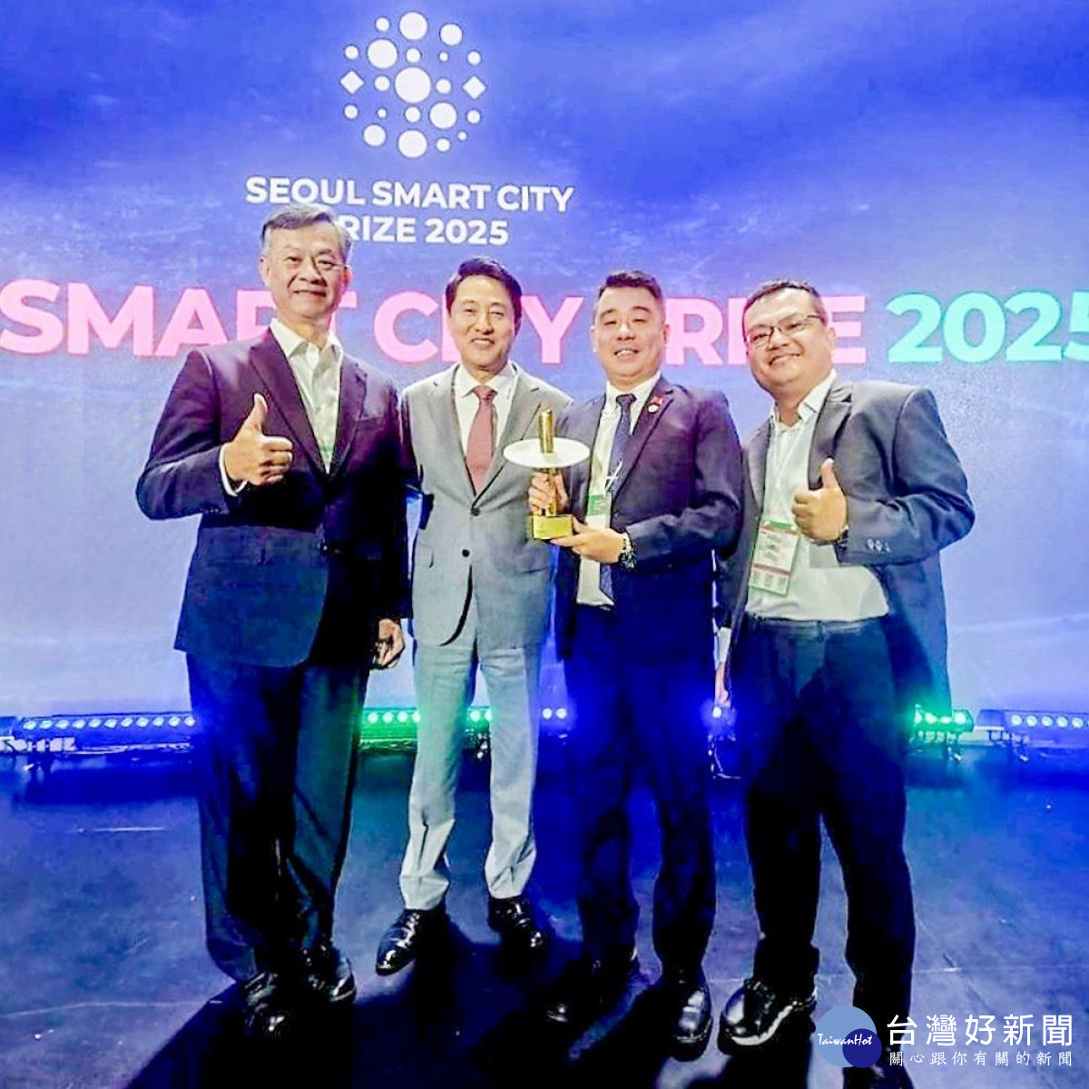桃園市代表副秘書長金志聿(右二)於首爾智慧城市大獎（Seoul Smart City Prize 2025）頒獎典禮與首爾市長(左二)合影。