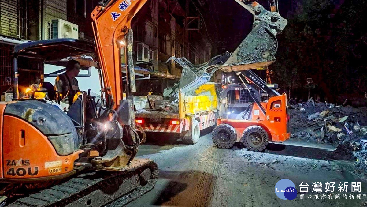 市府團隊於大夜班時段救災。