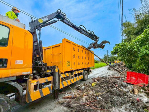 環保局協助清運垃圾及樹枝。