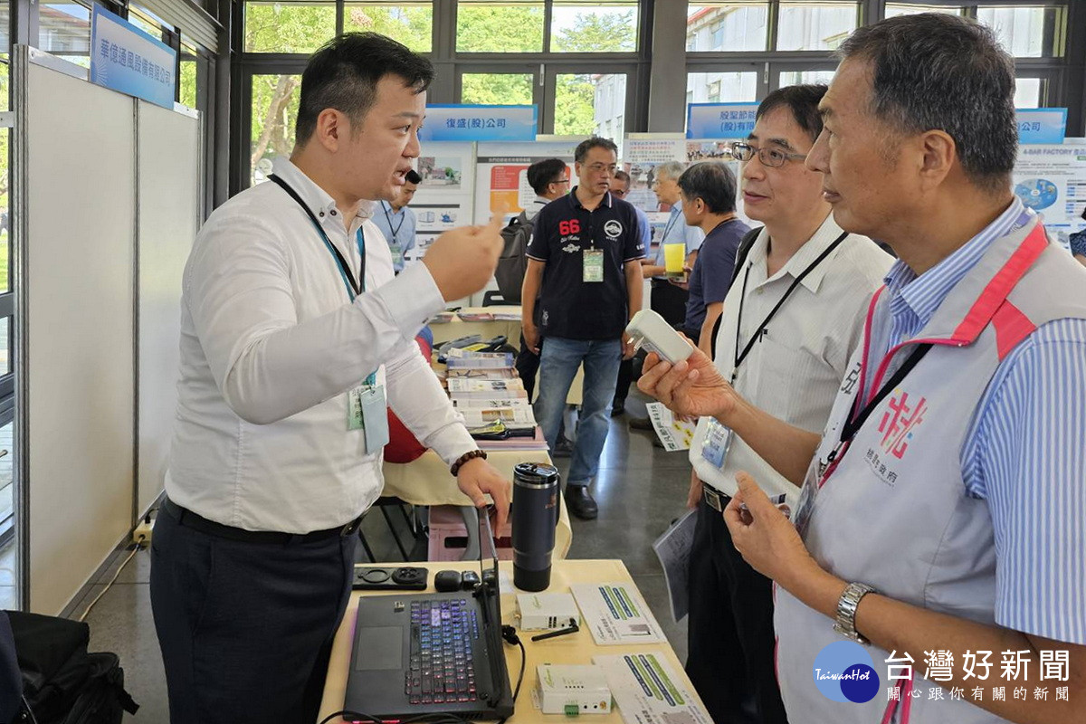 桃園市政府經濟發展局長張誠於低碳技術媒合會中與廠商互動。