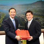 時任新北市長朱立倫拜會時任台北市長郝龍斌（圖／資料照／101-10-31）