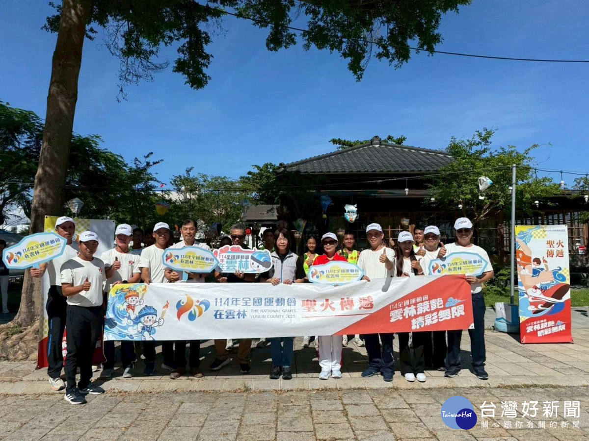 114全國運動會聖火傳遞至台東縣，由台東縣教育處長蔡美瑤與雲林縣行政處長周銘𤧞共同迎接／翻攝照片