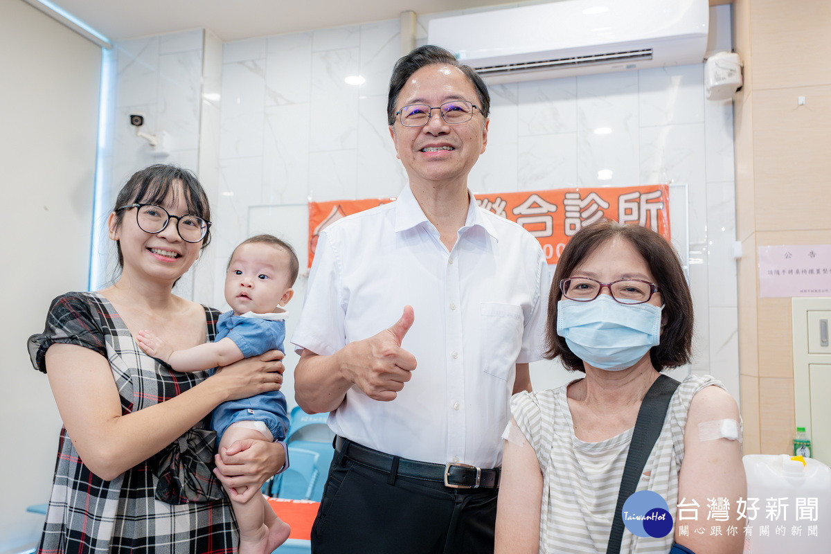 桃園市長張善政出席「左流右新一起來，健康防護最實在」疫苗宣導時與民眾互動。<br />
