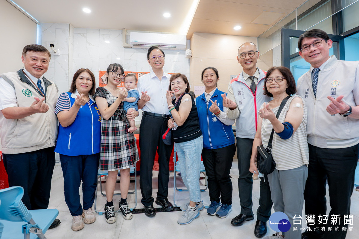 桃園市長張善政出席「左流右新一起來，健康防護最實在」疫苗宣導時與民眾互動。<br />
